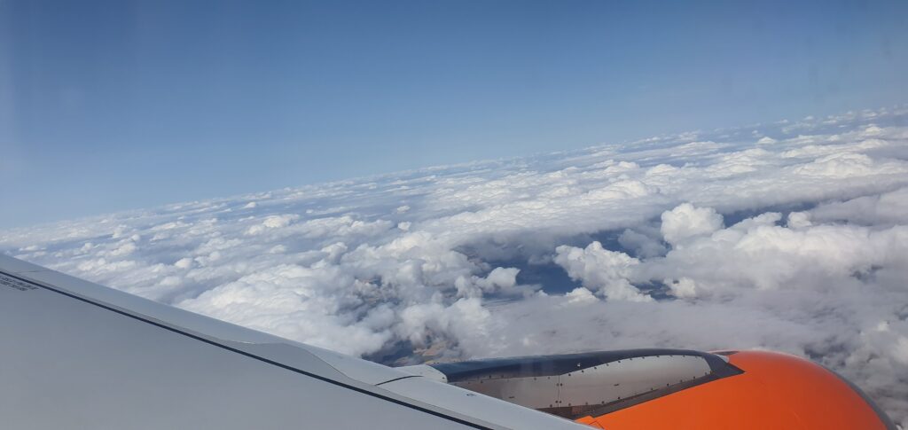 Vue hublots avions au dessus des nuages