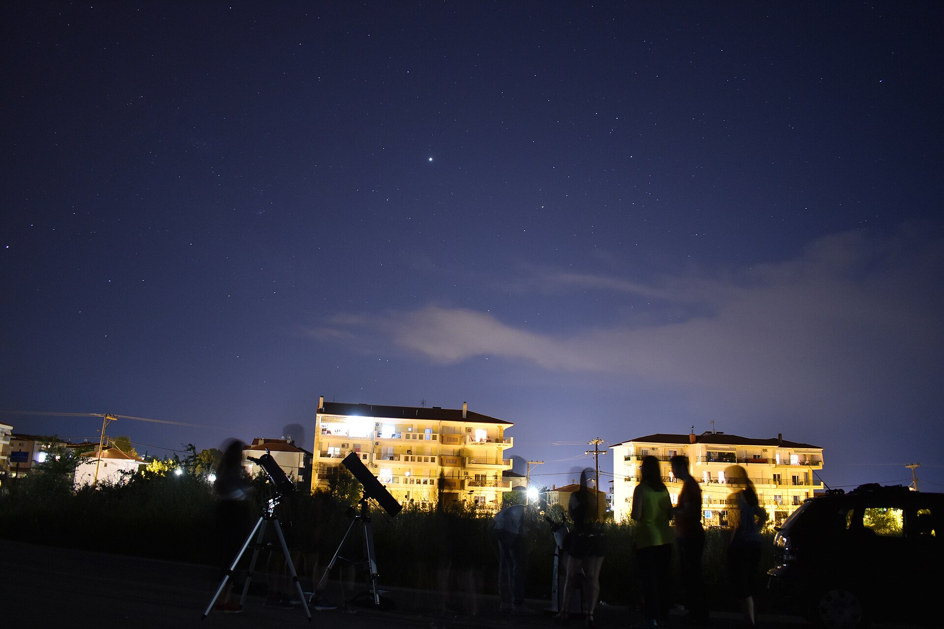 Astronomes amateurs et télescopes sous le ciel étoilé