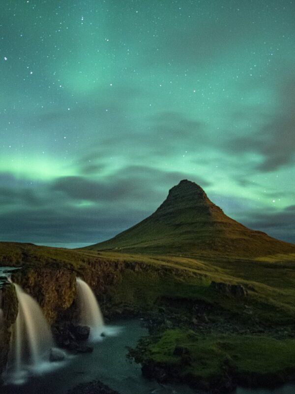 Aurore boréale au-dessus du mont Kirkjufell, en Islande
