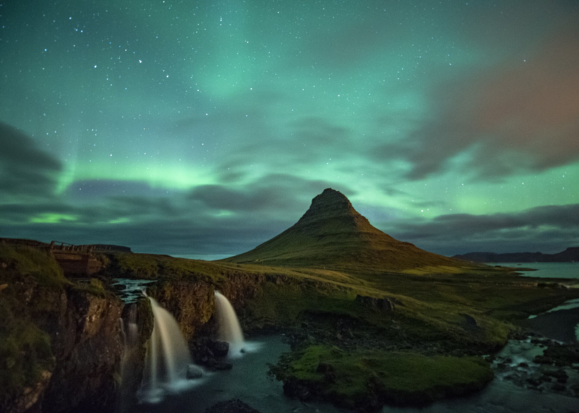 Aurore boréale au-dessus du mont Kirkjufell, en Islande