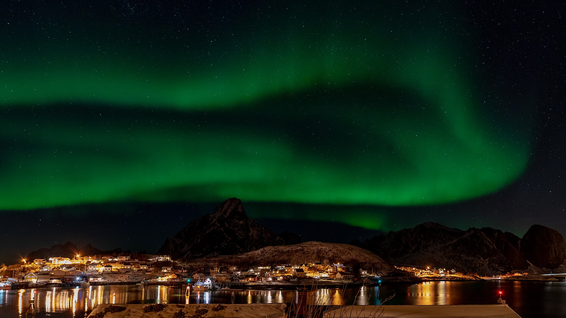 Aurore boréale au-dessus du village de Reine, aux îles Lofoten