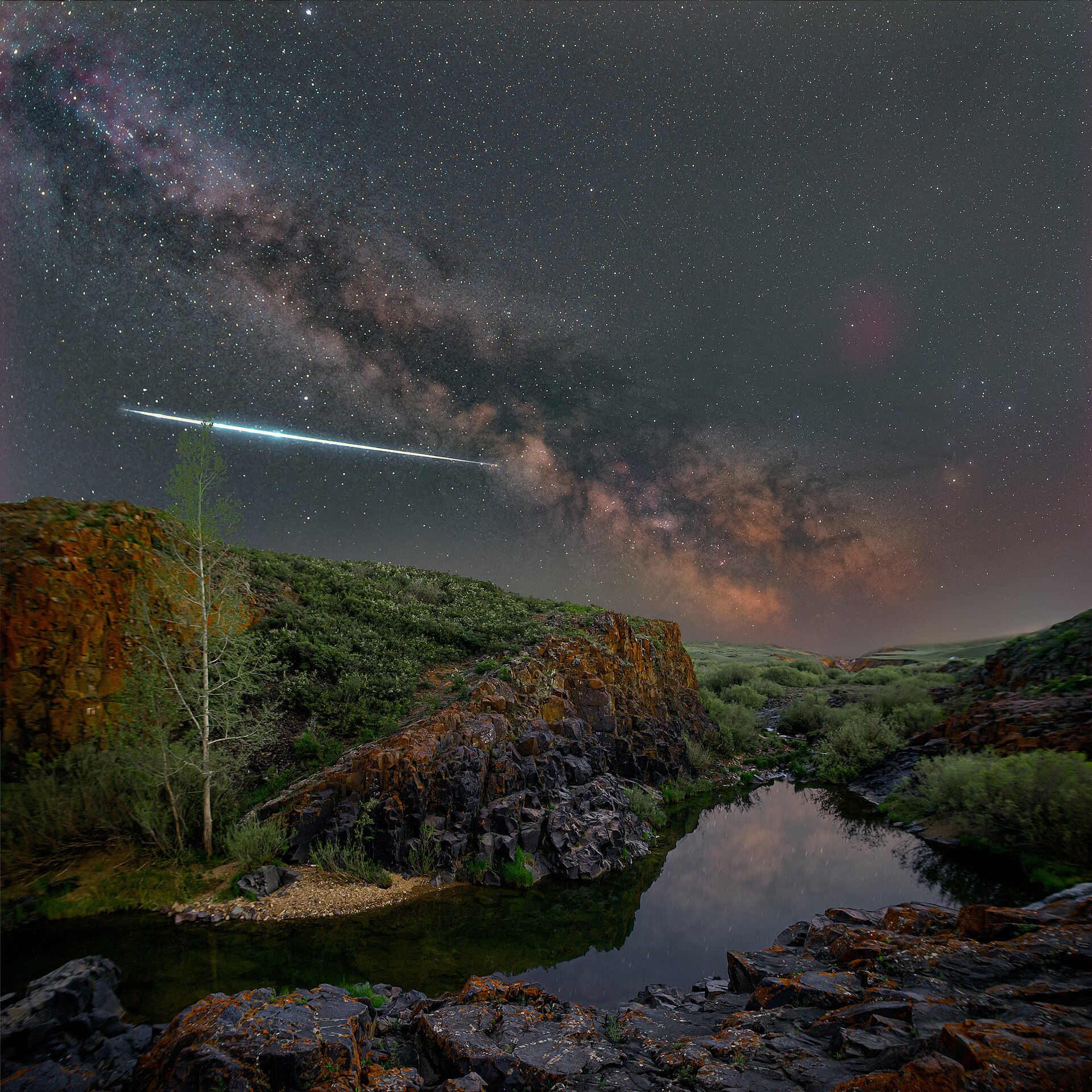 Un bolide lumineux au-dessus d'une falaise