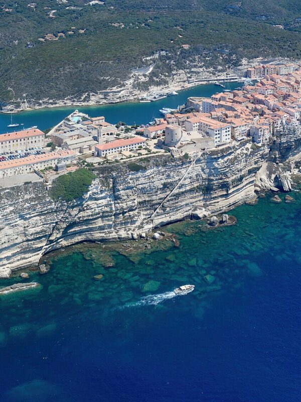 Bonifacio perchée sur ses falaises, en Corse