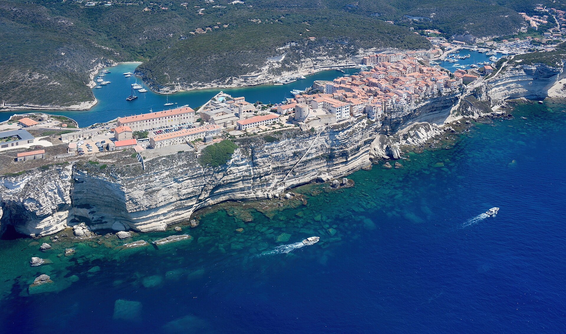 Bonifacio perchée sur ses falaises, en Corse