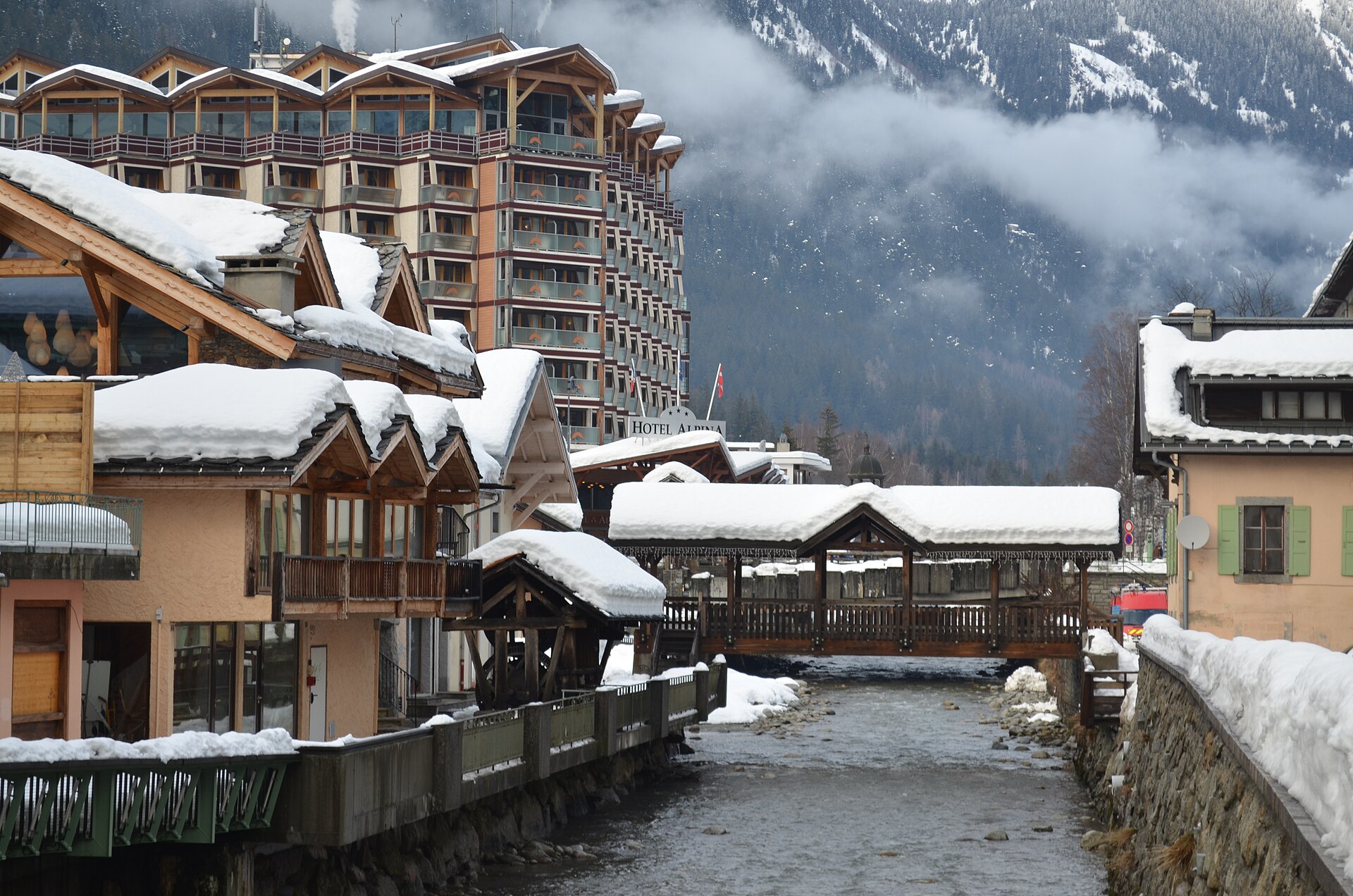 Chamonix sous la neige au pied du mont Blanc