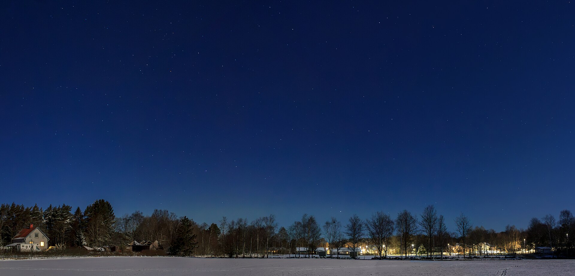 Ciel étoilé au-dessus d'un paysage d'hiver en Suède