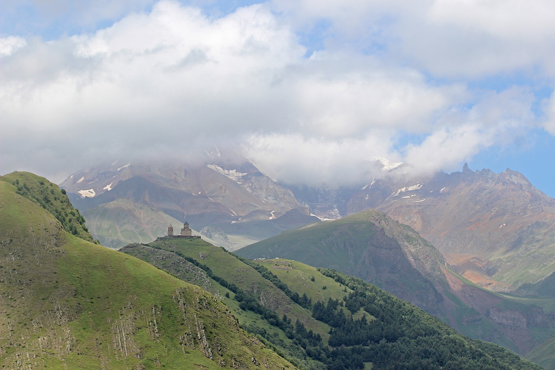 L'église de la Trinité de Guerguéti face aux montagnes du Caucase, en Géorgie