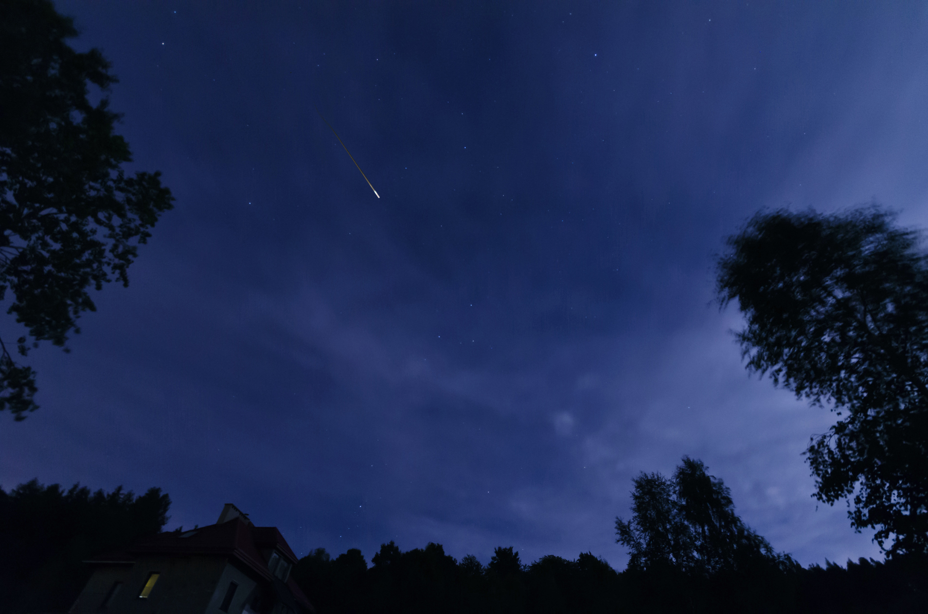 Une étoile filante traverse le ciel étoilé