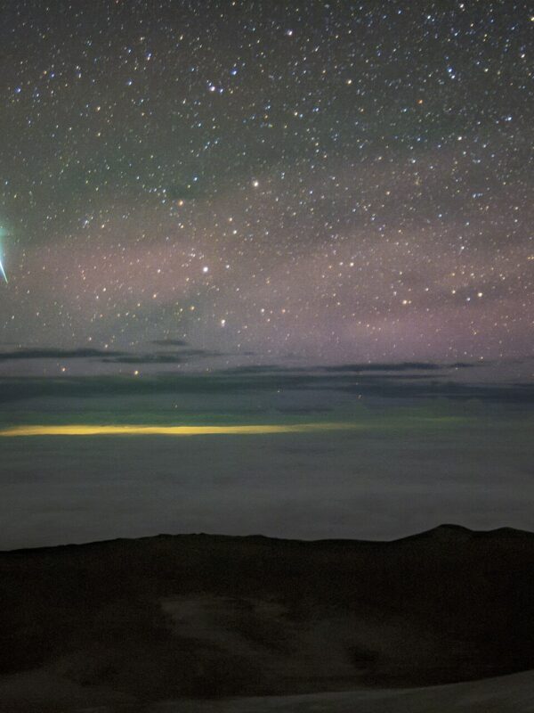 Bolide des Géminides au-dessus de l'observatoire Gemini North sur le Maunakea, à Hawaï