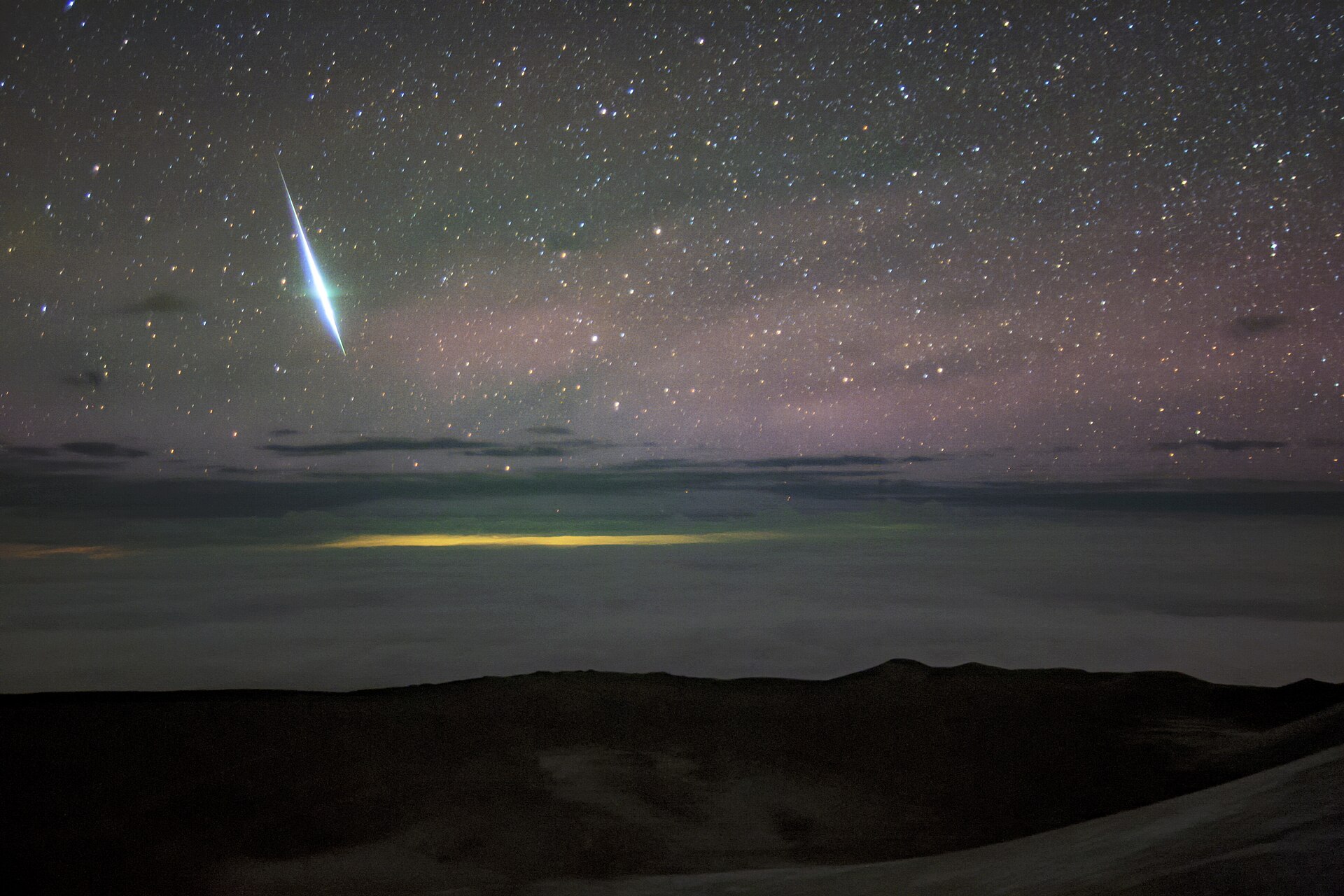 Bolide des Géminides au-dessus de l'observatoire Gemini North sur le Maunakea, à Hawaï