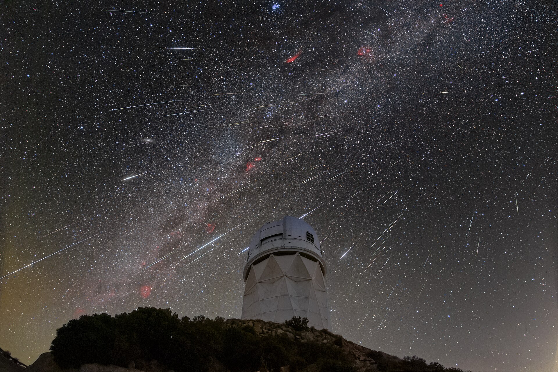Pluie d'étoiles filantes des Géminides dans le ciel de décembre