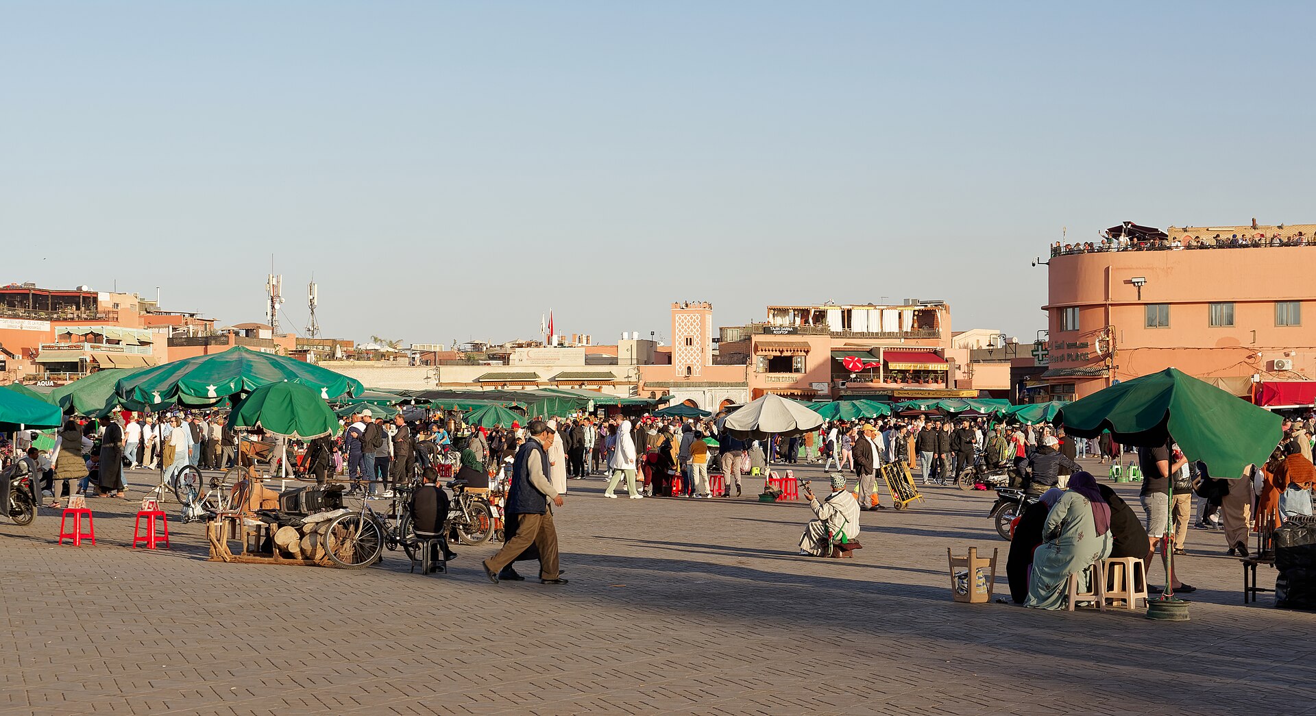 La place Jemaa el-Fna à Marrakech au coucher du soleil
