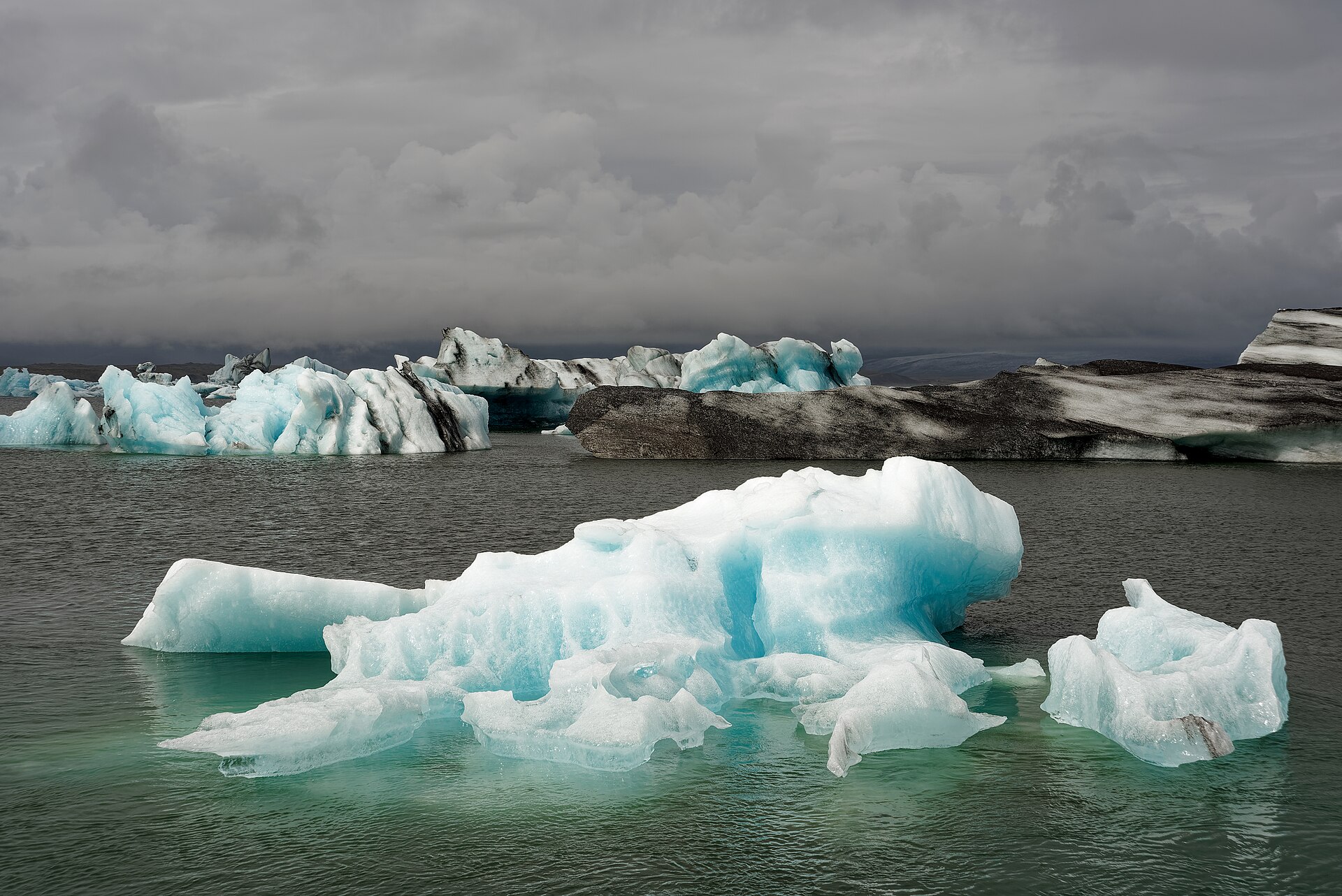 Icebergs sur le lagon glaciaire de Jökulsárlón en Islande