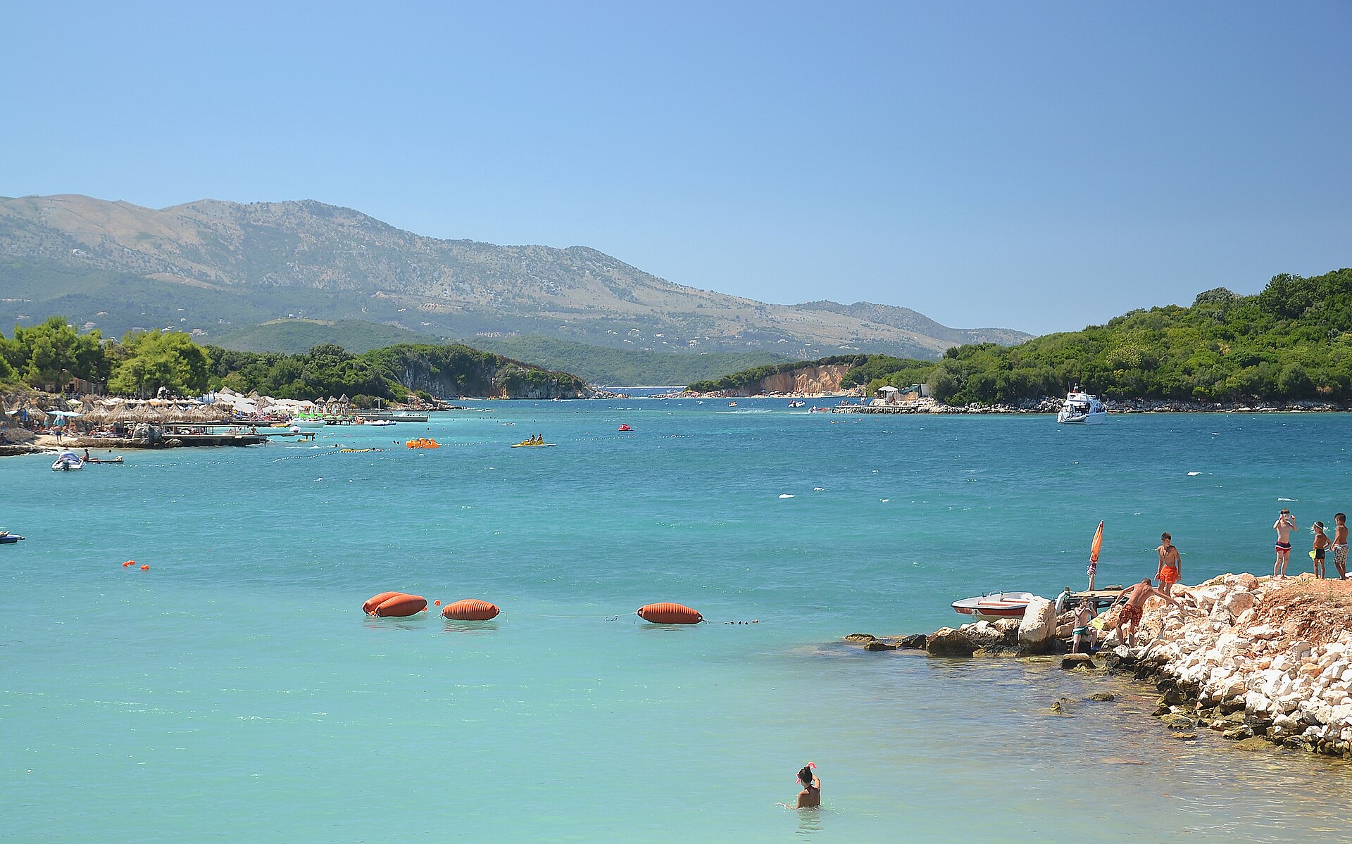 Les îlots et l'eau turquoise de Ksamil, sur la Riviera albanaise
