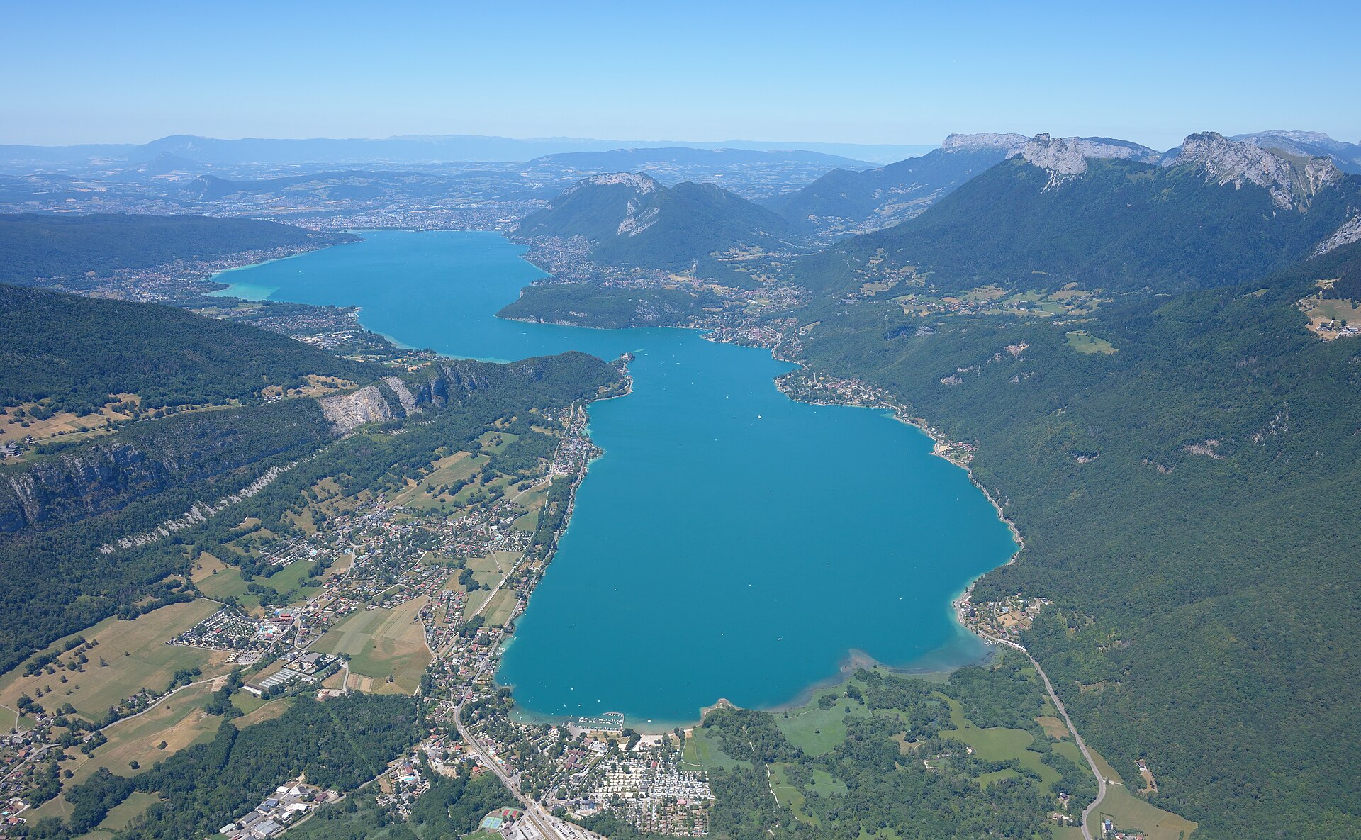 Le lac d'Annecy et ses montagnes vus du ciel
