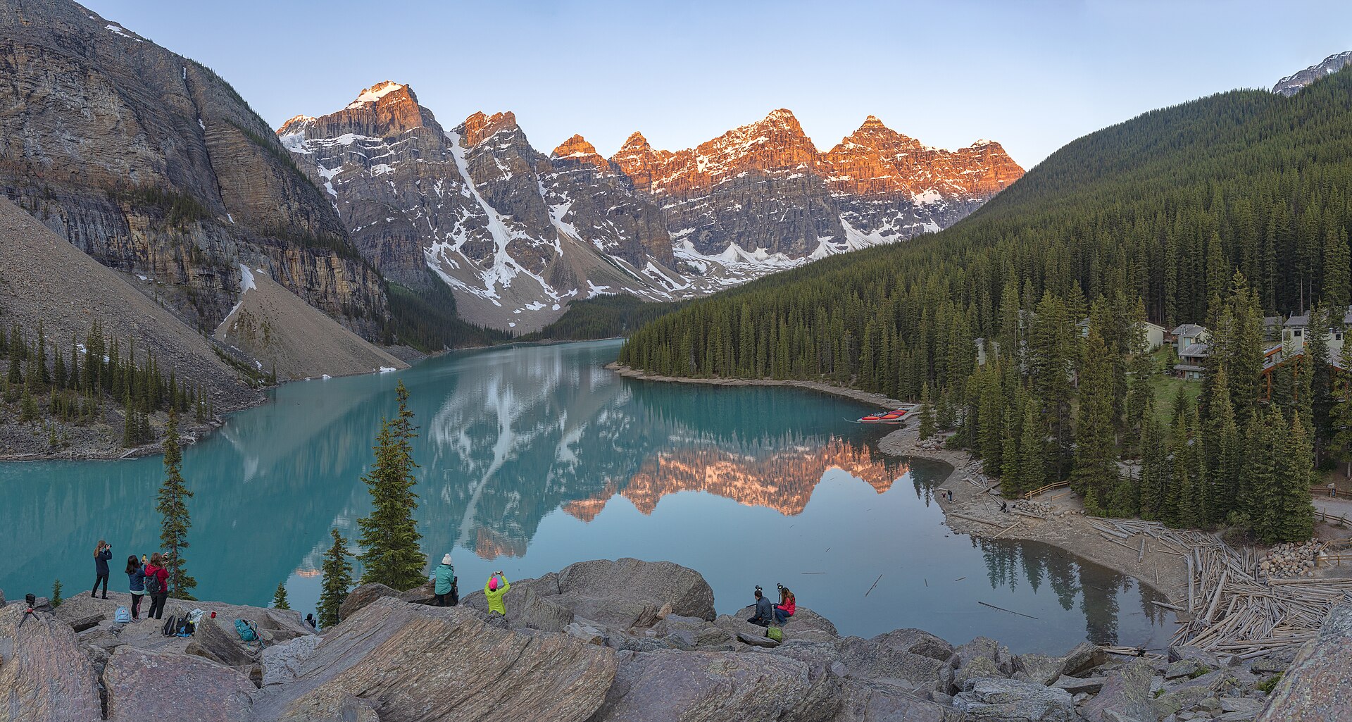 Le lac Moraine au lever du soleil, dans les Rocheuses canadiennes