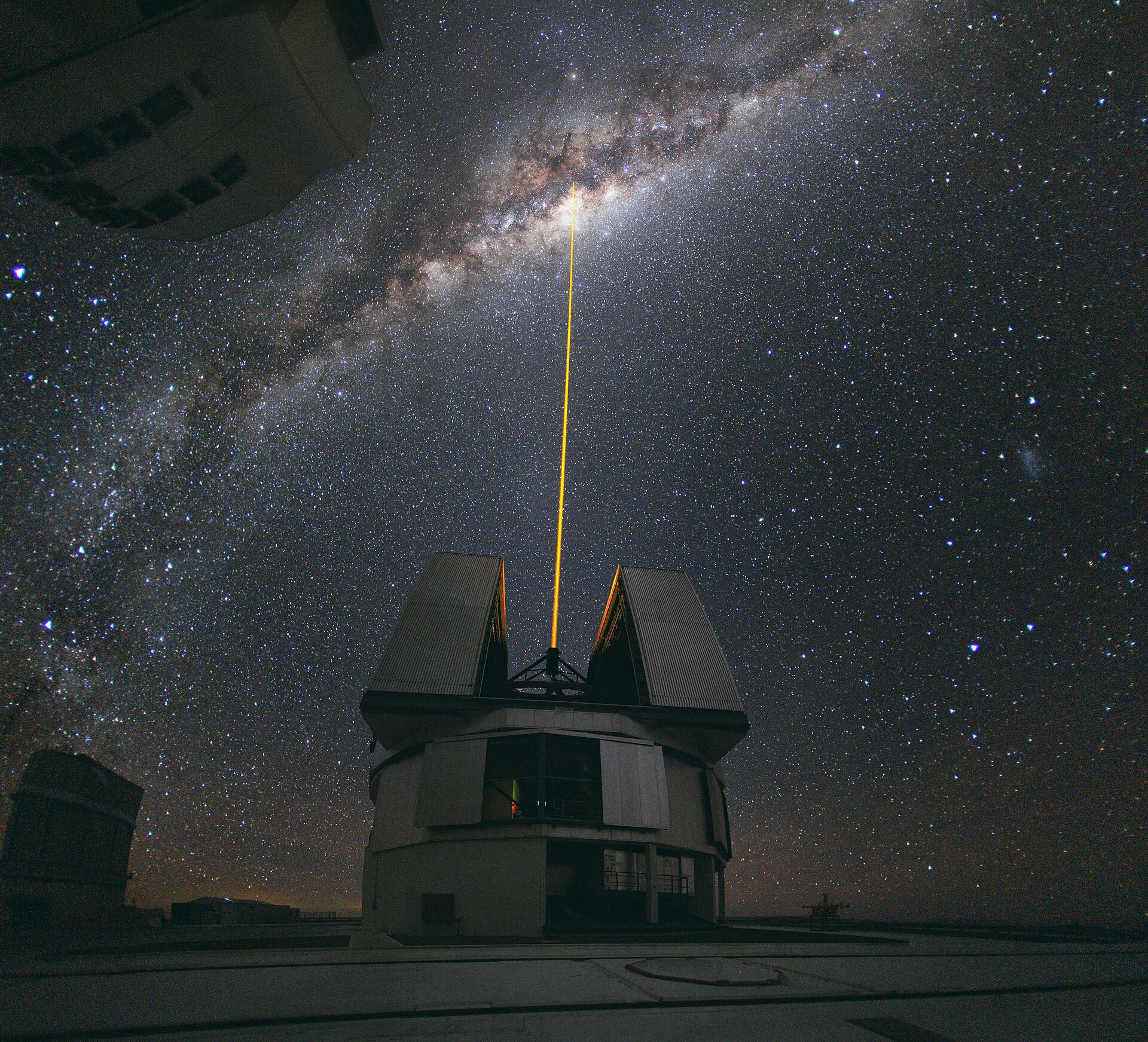 Un laser d'observatoire pointé vers le centre de la Voie lactée
