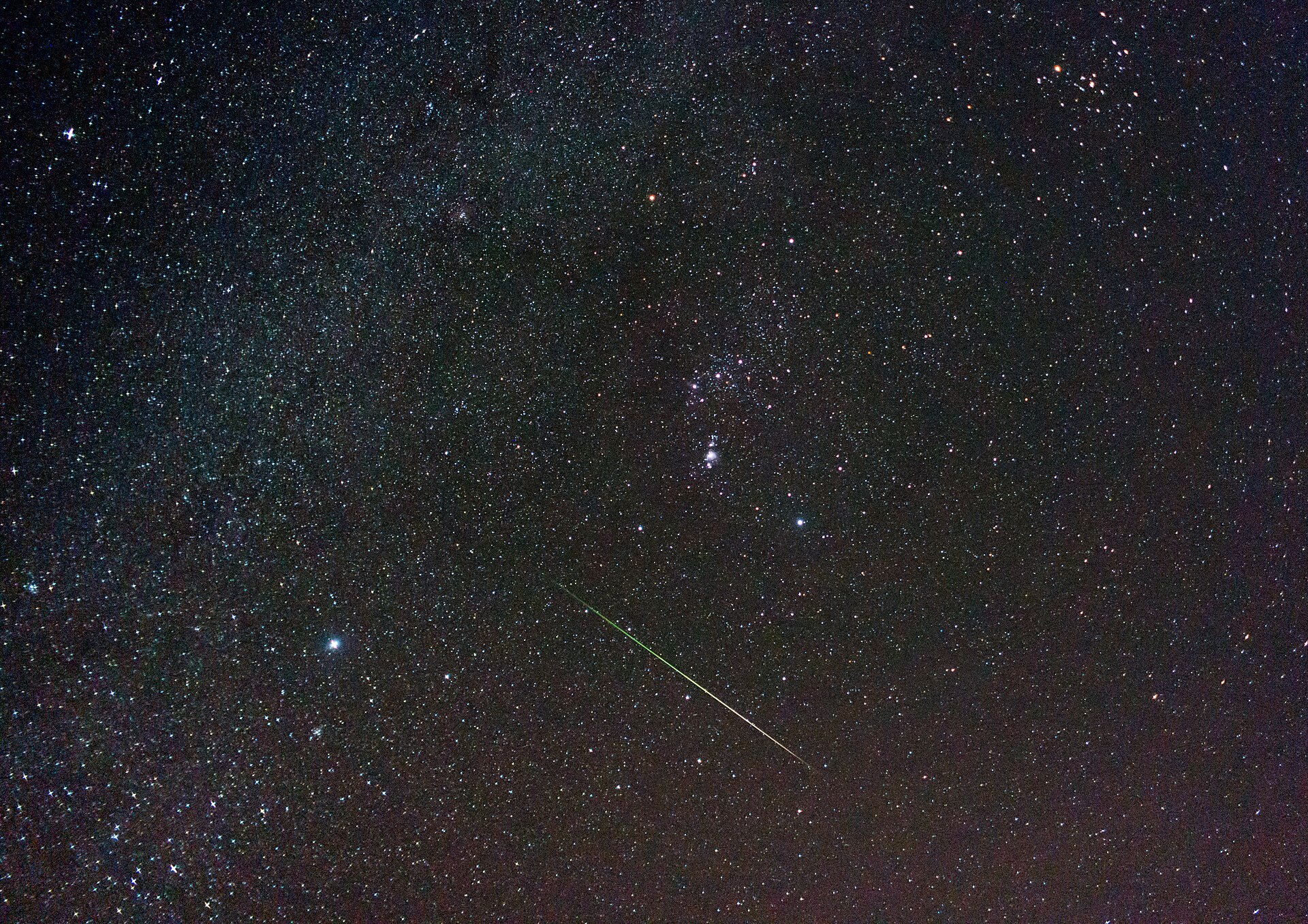 Une étoile filante des Léonides dans le ciel de novembre