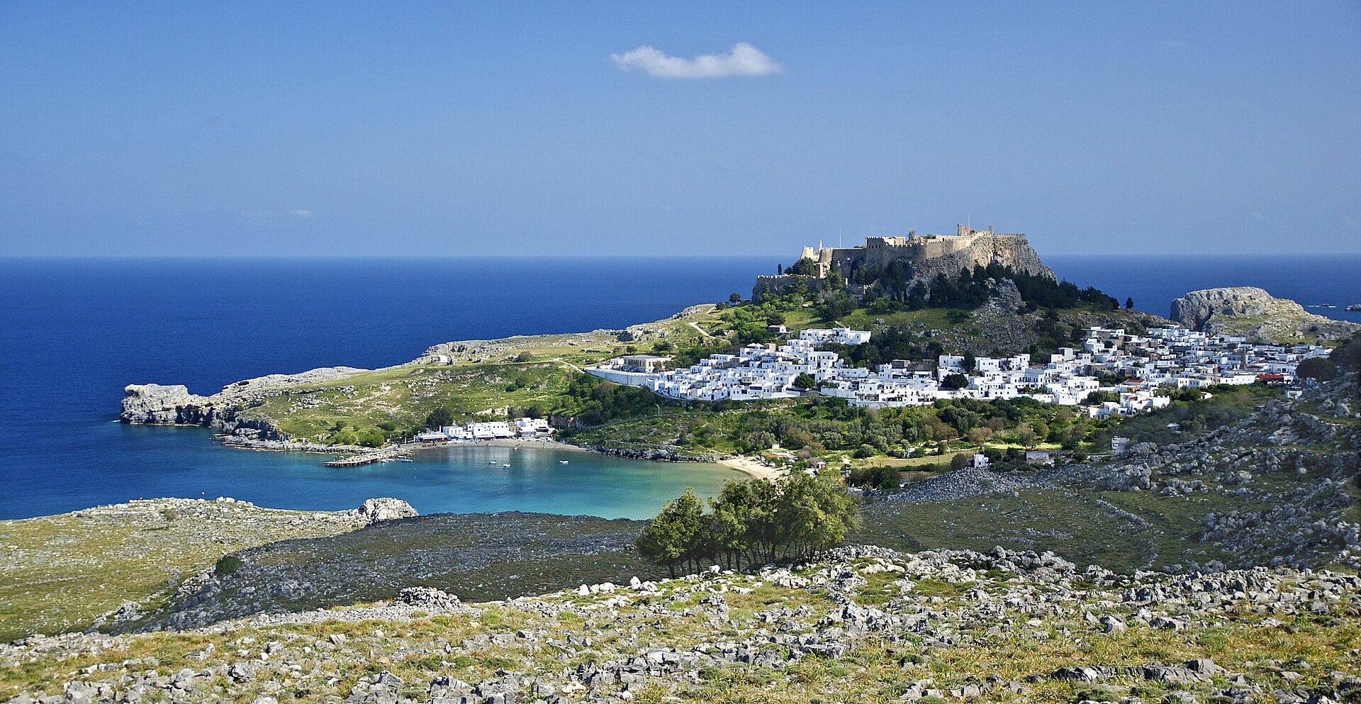 Le village blanc de Lindos et son acropole, sur l'île de Rhodes