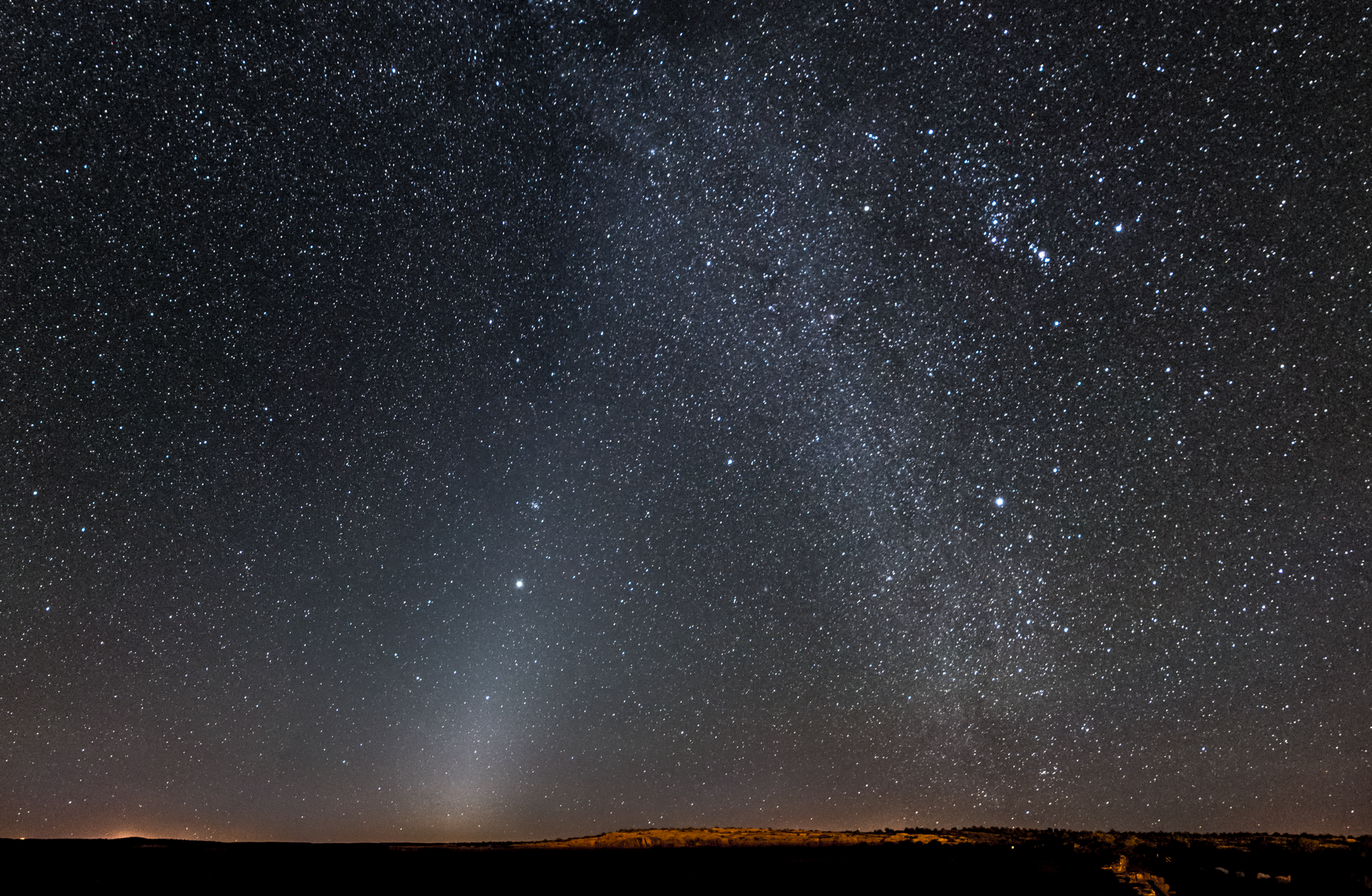 Lumière zodiacale et Voie lactée dans un ciel noir