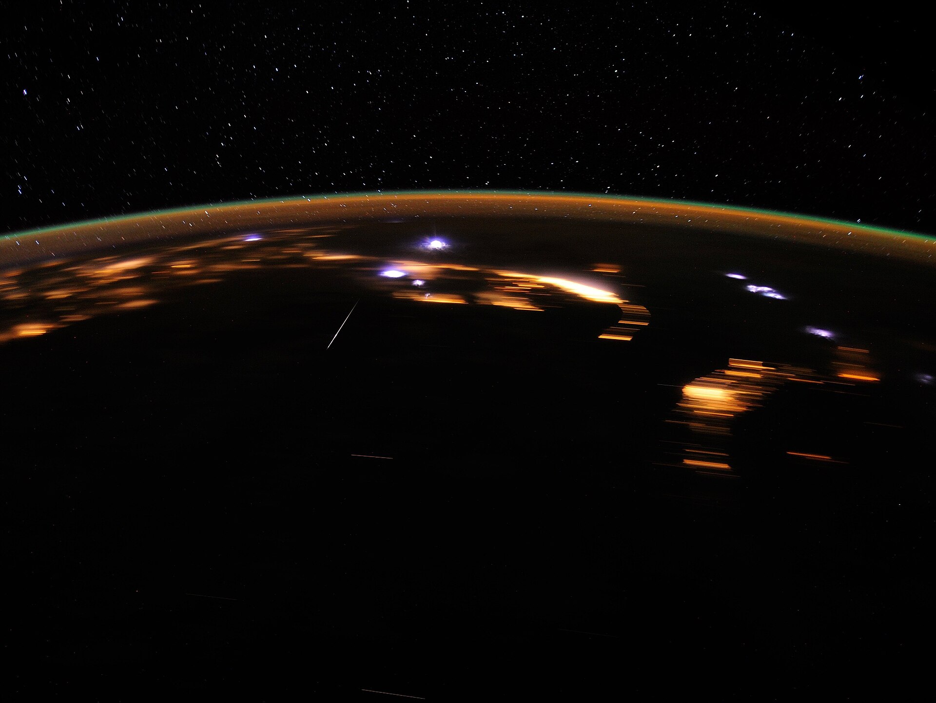 Une étoile filante des Lyrides photographiée depuis la Station spatiale internationale
