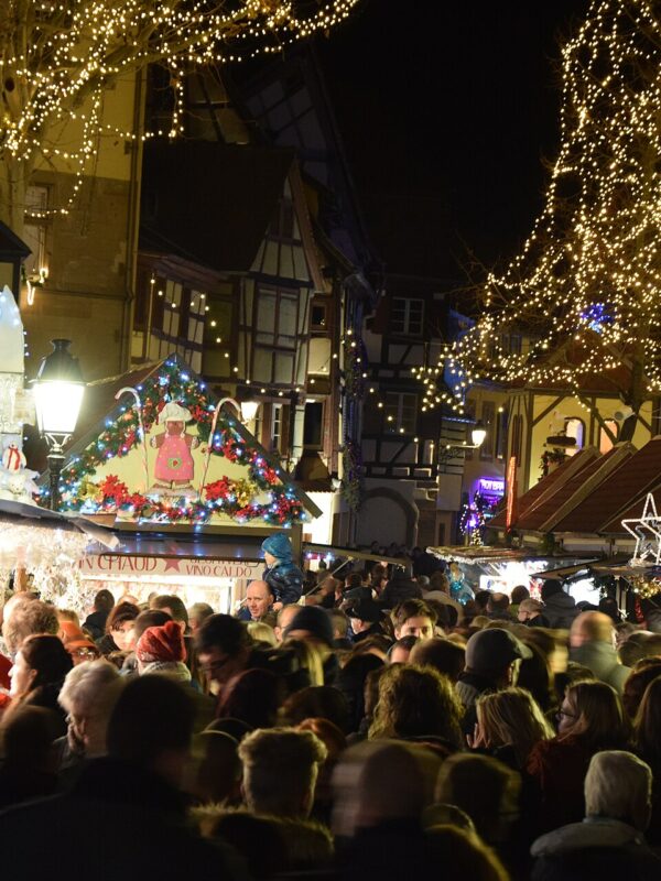 Le marché de Noël de Colmar illuminé à la tombée de la nuit