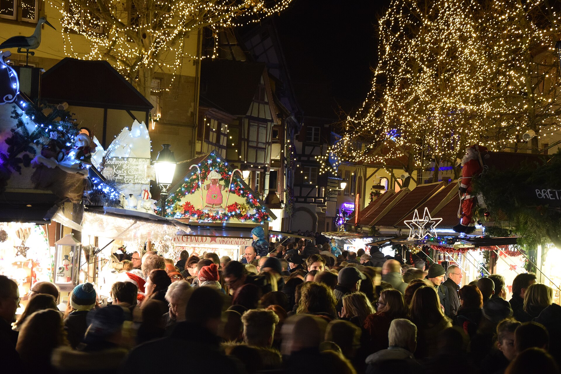Le marché de Noël de Colmar illuminé à la tombée de la nuit
