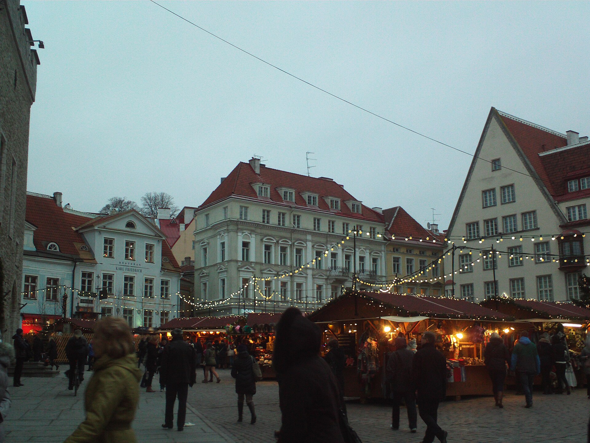 Le marché de Noël sur la place de l'hôtel de ville de Tallinn