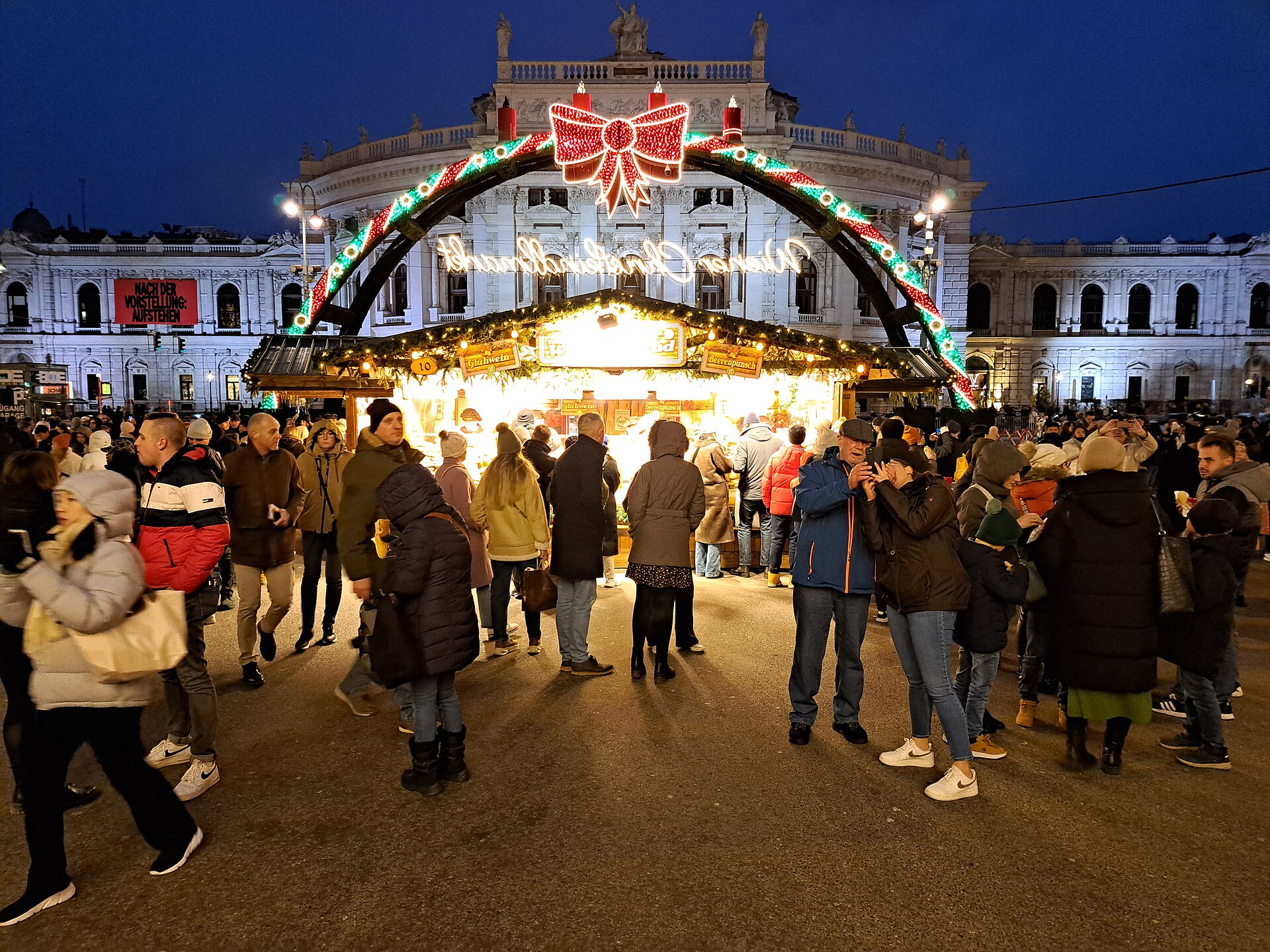 Le marché de Noël devant l'hôtel de ville de Vienne