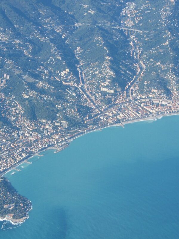 Vue aérienne de Menton sur la Côte d'Azur