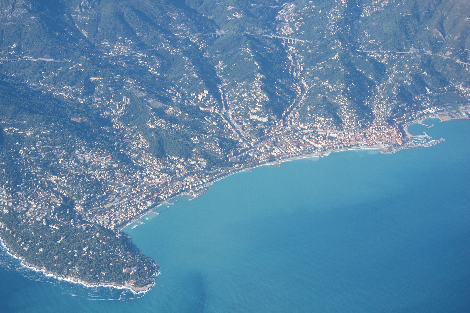 Vue aérienne de Menton sur la Côte d'Azur