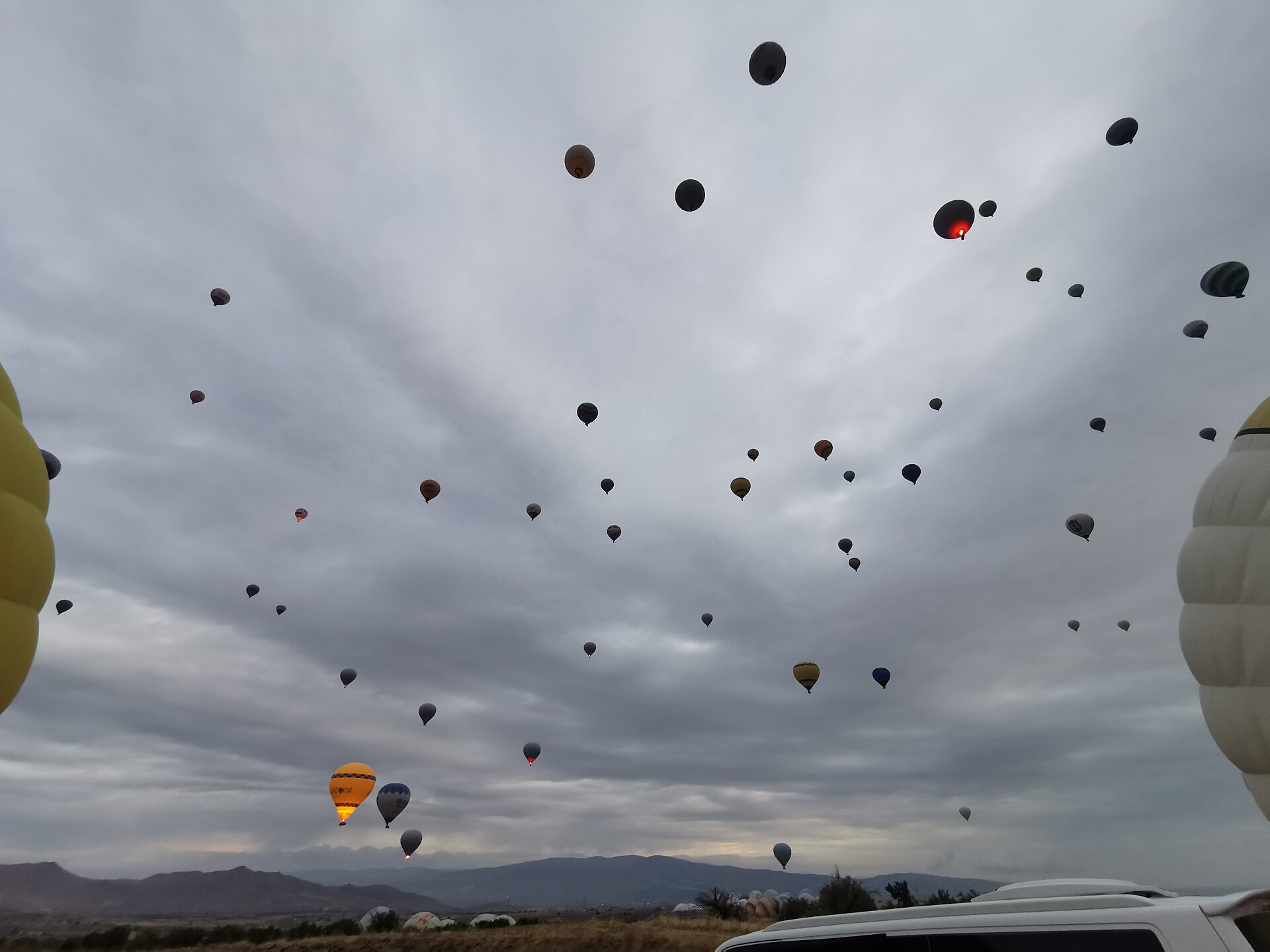 Montgolfières au-dessus de la Cappadoce, en Turquie