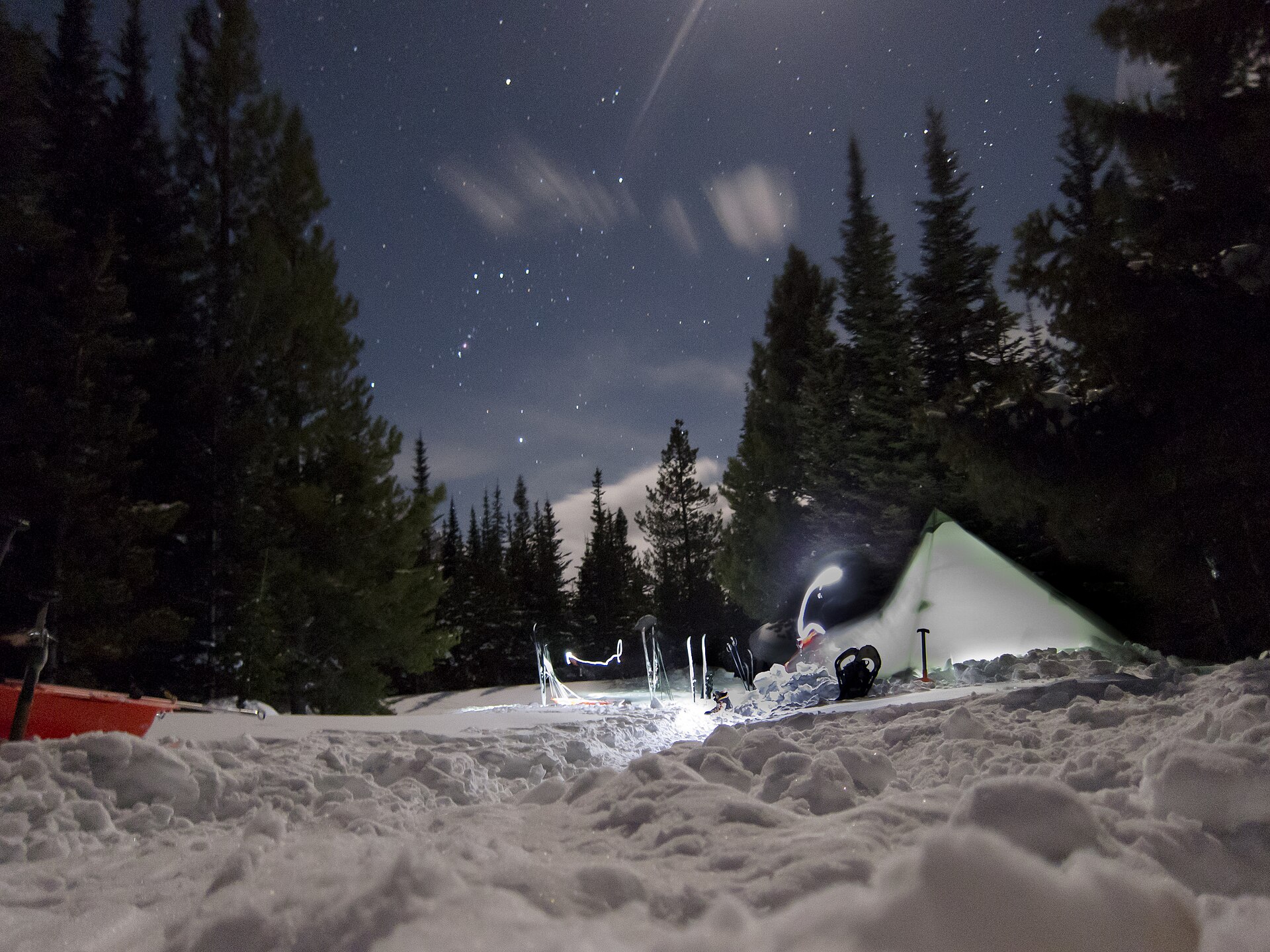 Constellation d'Orion au-dessus d'une tente dans la neige