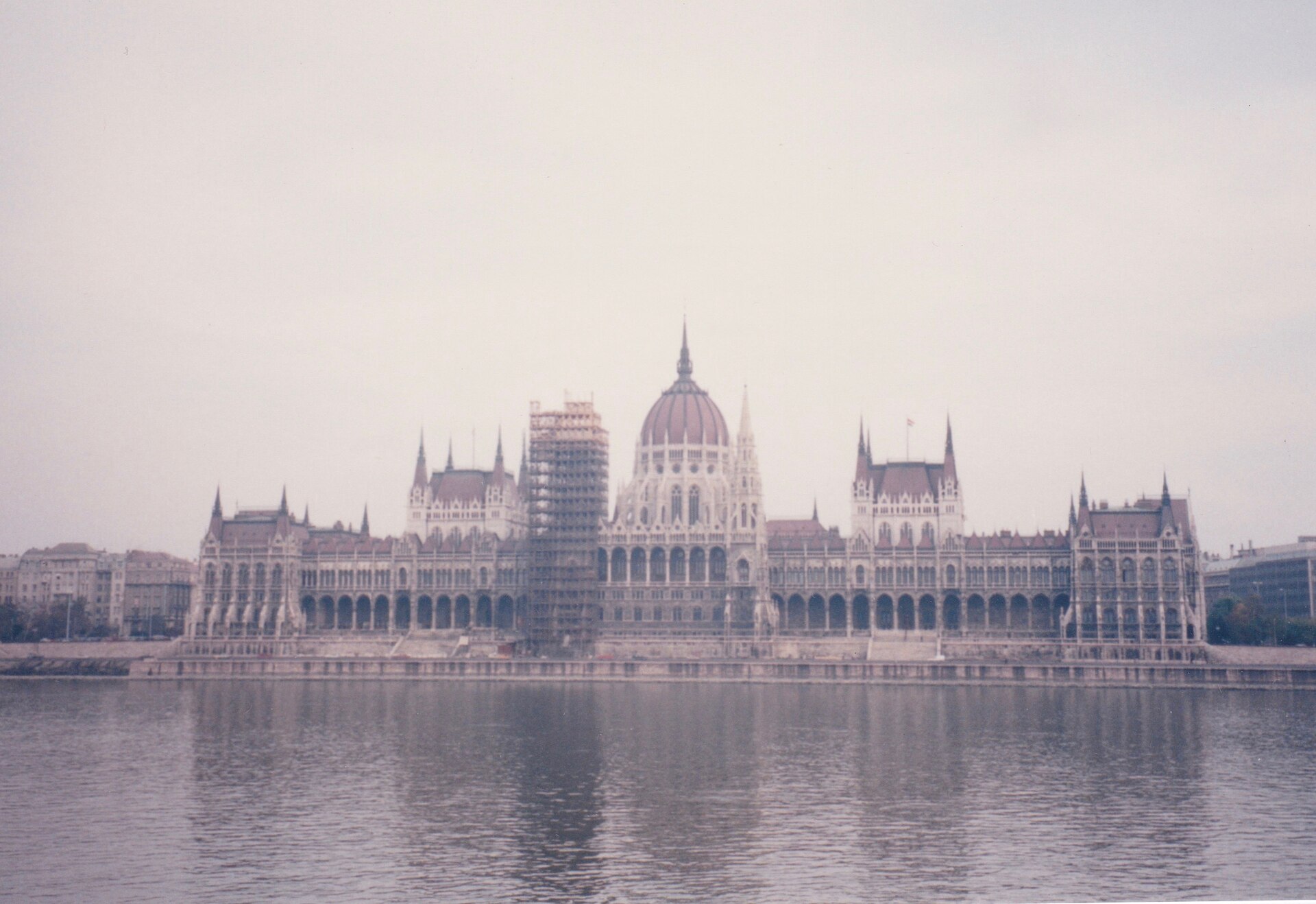 Le Parlement de Budapest au bord du Danube