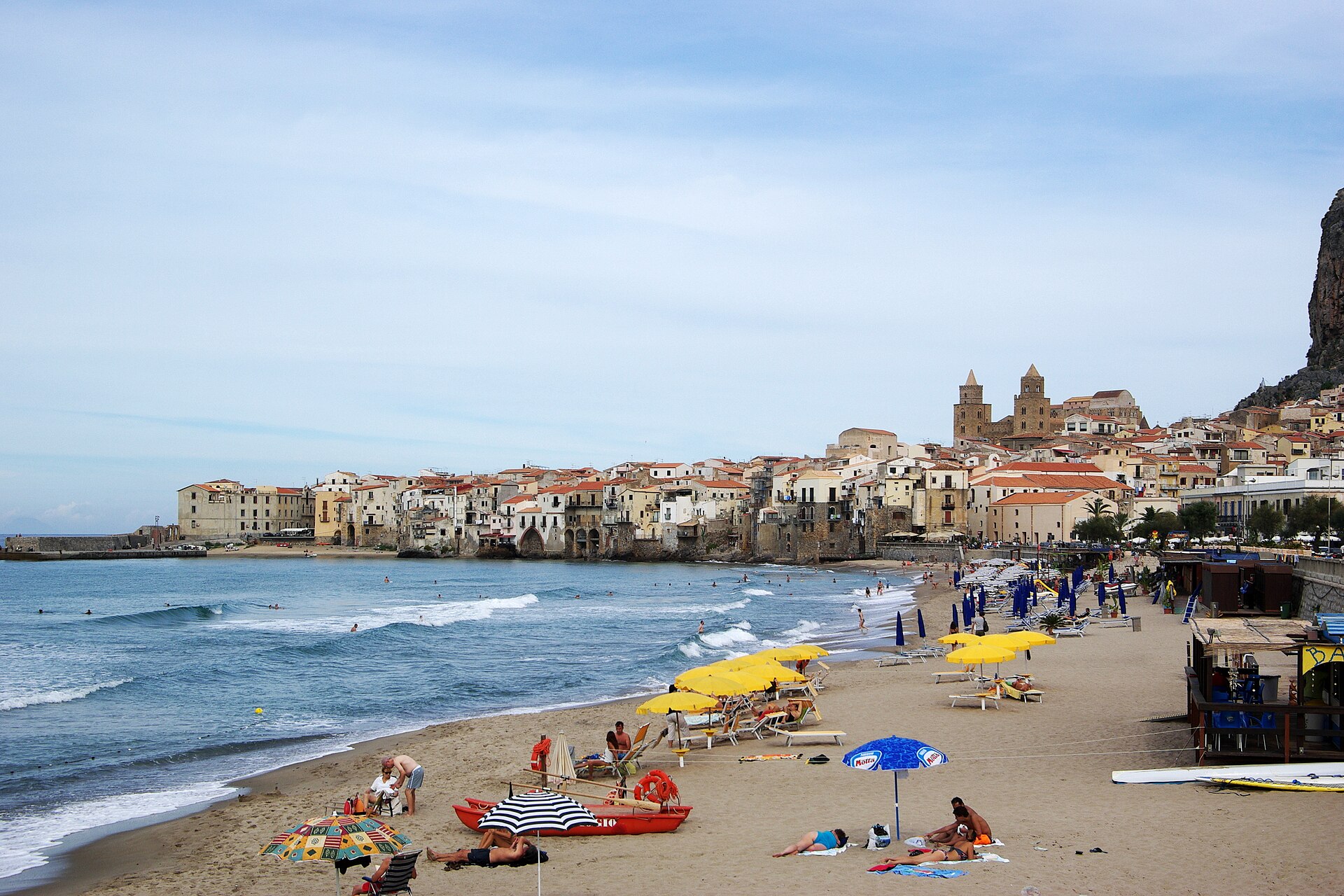La plage et la vieille ville de Cefalù, en Sicile