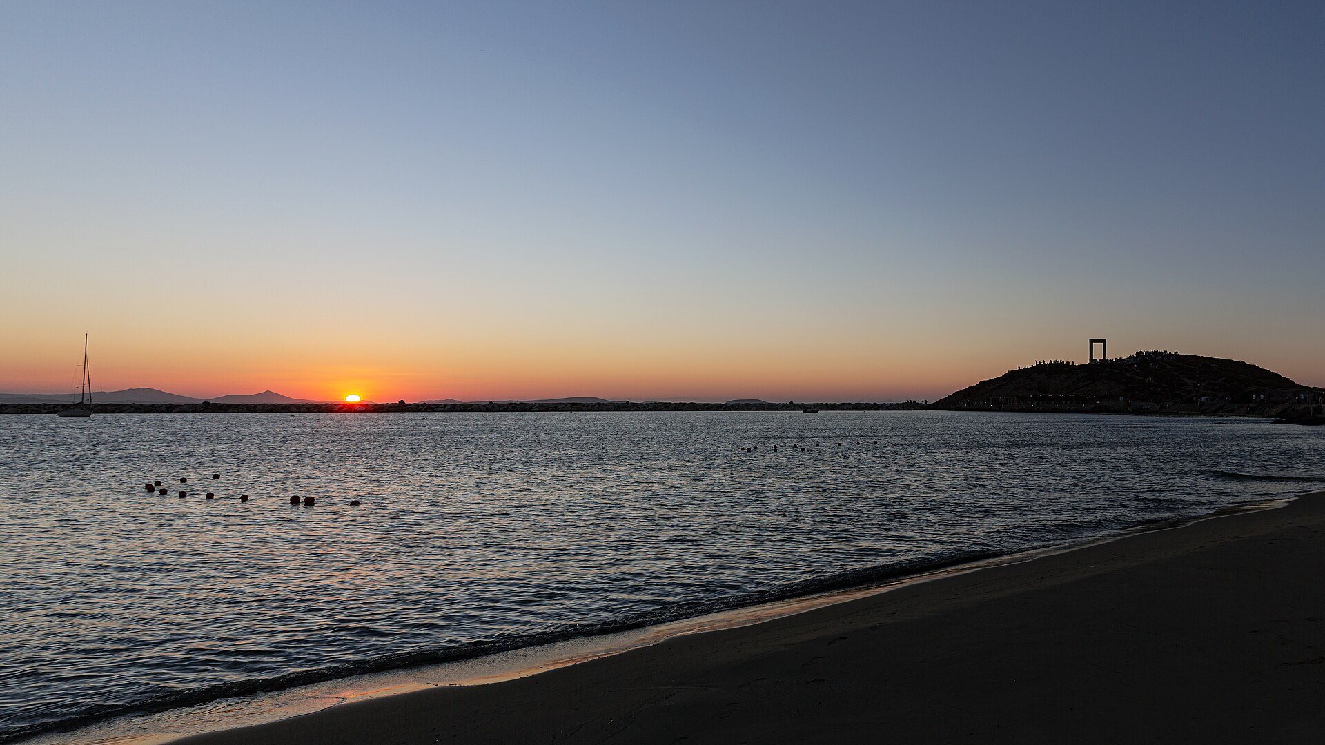 Coucher de soleil sur la Portara à Naxos, dans les Cyclades