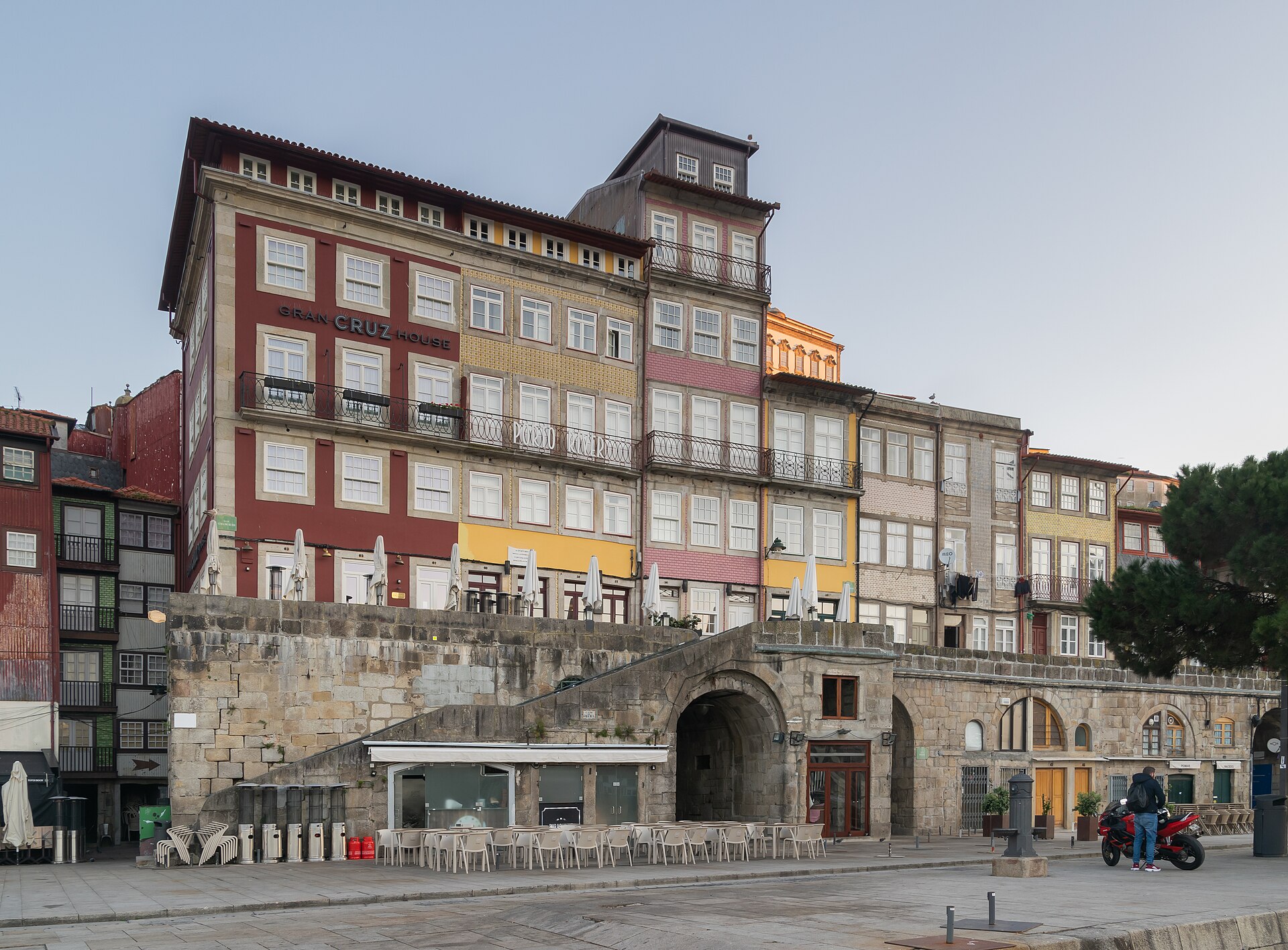 Les quais de la Ribeira à Porto, au bord du Douro