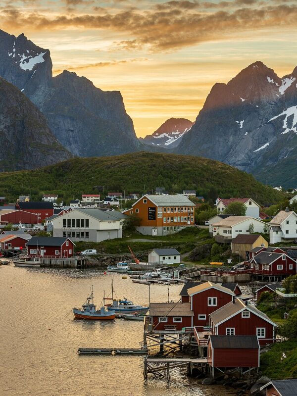 Le village de Reine aux îles Lofoten, en Norvège, en juin