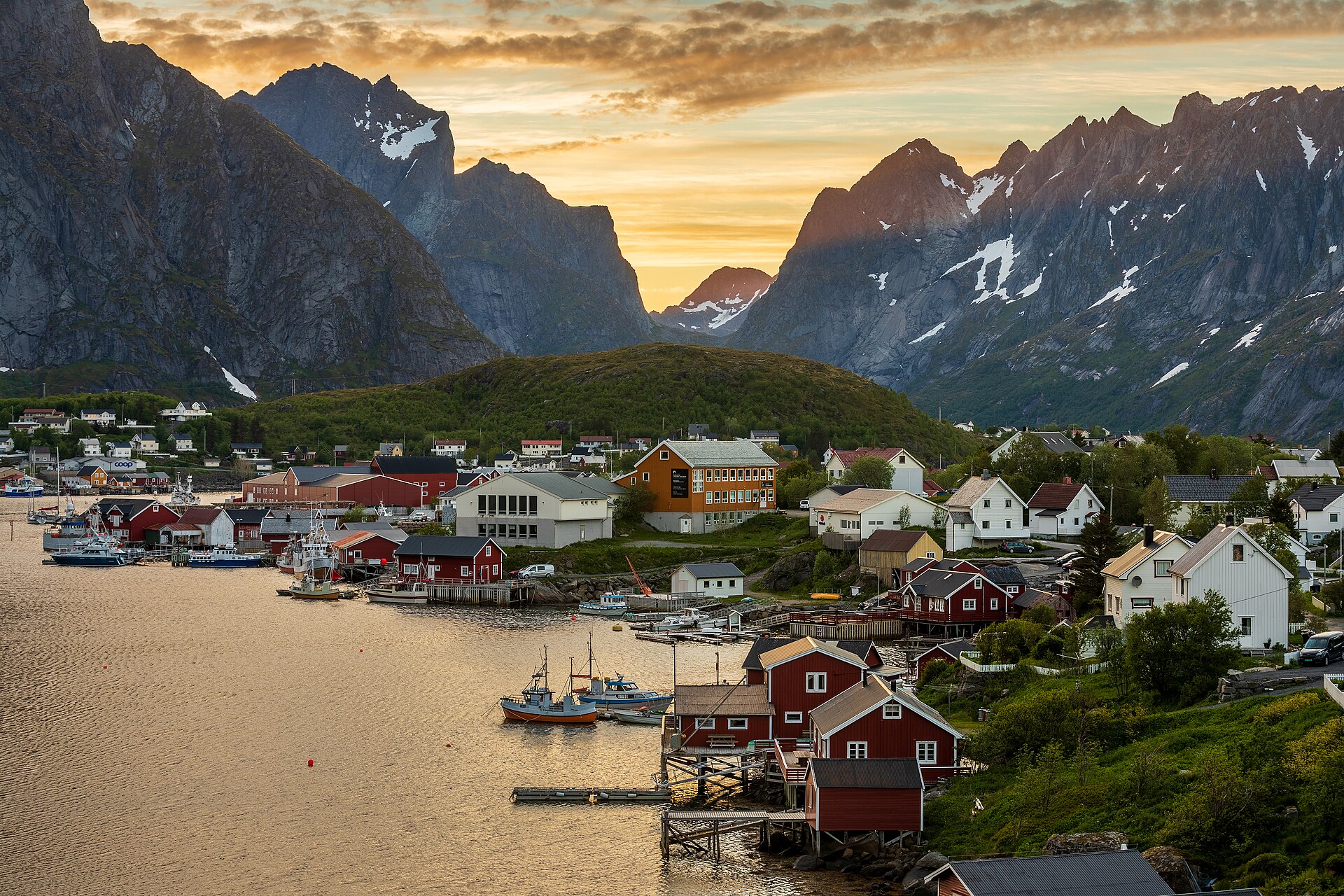 Le village de Reine aux îles Lofoten, en Norvège, en juin