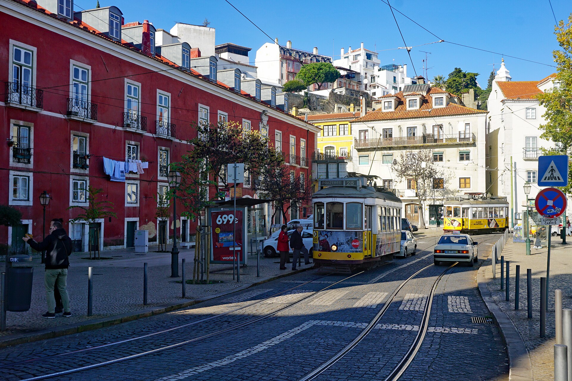 Les tramways jaunes dans le quartier de l'Alfama à Lisbonne