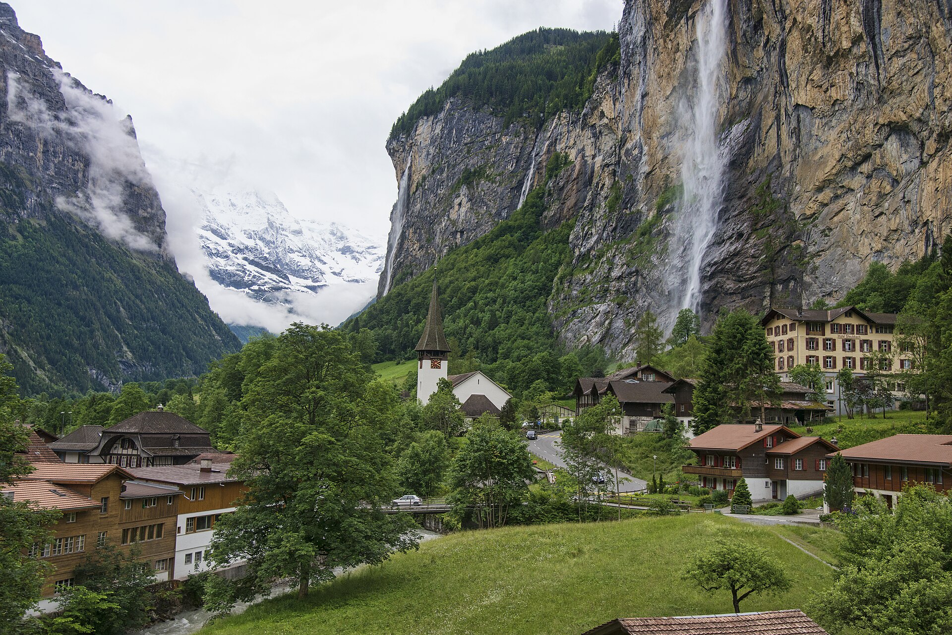 La vallée de Lauterbrunnen et la cascade du Staubbach, en Suisse