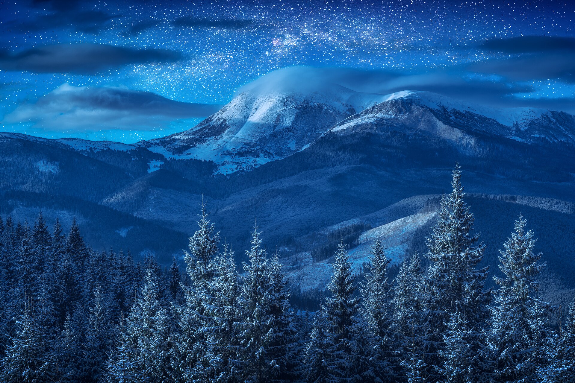 La Voie lactée au-dessus des montagnes