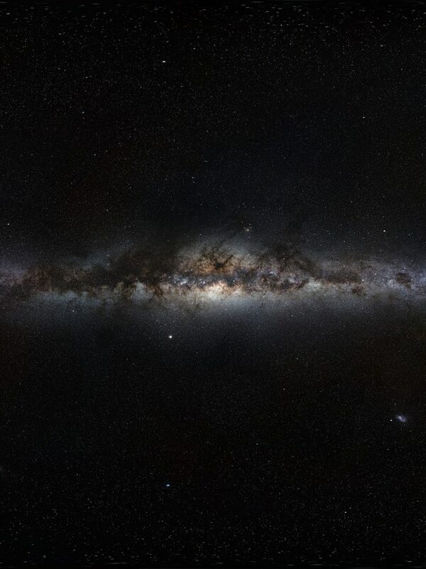 Panorama de la Voie lactée au-dessus de l'observatoire de Paranal, au Chili